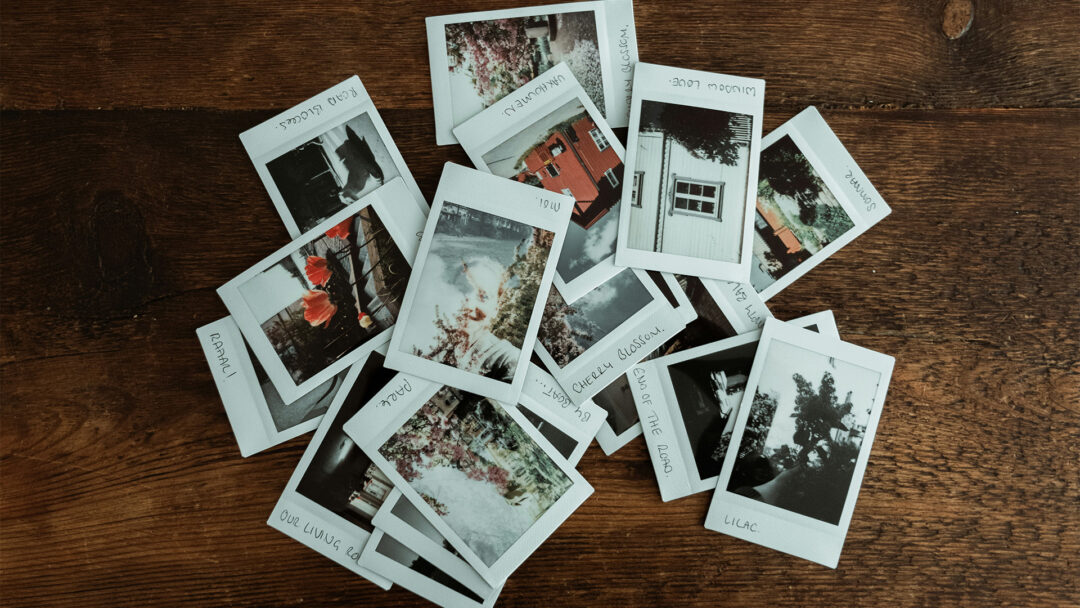 Bilder på webben (illustreras med polaroidbilder på en bordsskiva)