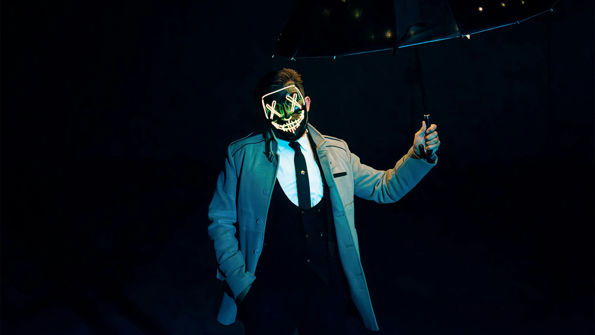 Scam (illustreras av med en bild på en man med mask som håller ett paraply i en mycket mörk miljö)
