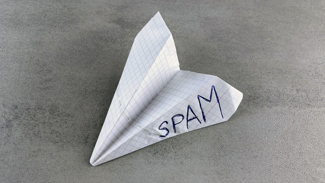 Svensk spam (illustreras av ett pappersflygplan med texten spam)
