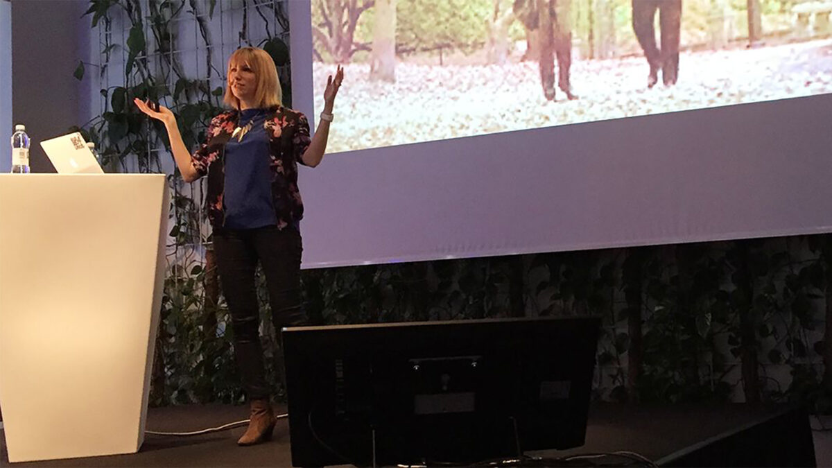 Angel Anderson pratar om romantiska komedier som inspirationskälla för relationen mellan produkt och kund (foto: Magnus Nilsson)